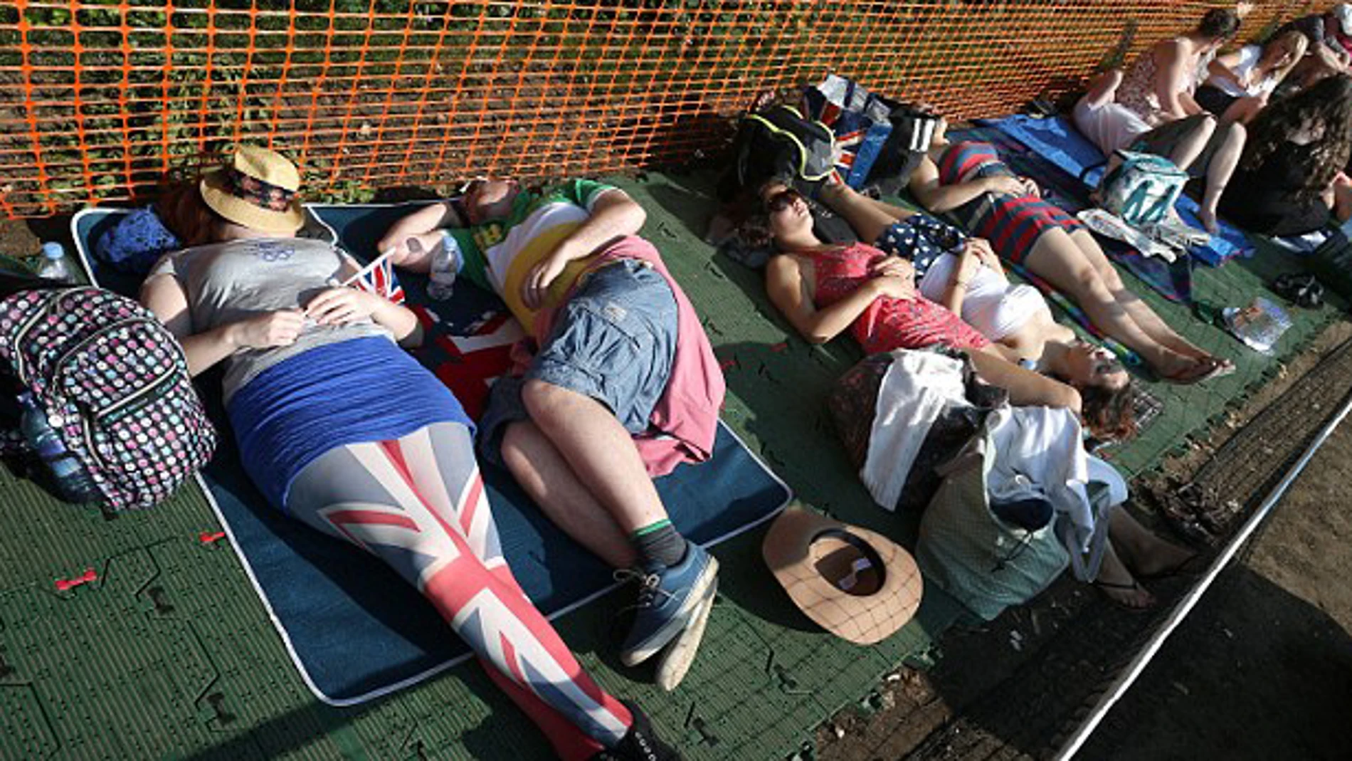 Un grupo de aficionados hace cola para comprar entradas de Wimbledon Un grupo de aficionados hace cola para comprar entradas de Wimbledon