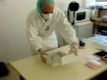 El forense Etxeberría abre la caja con los huesos de Las Quemadillas El forense Etxeberría abre la caja con los huesos de Las Quemadillas