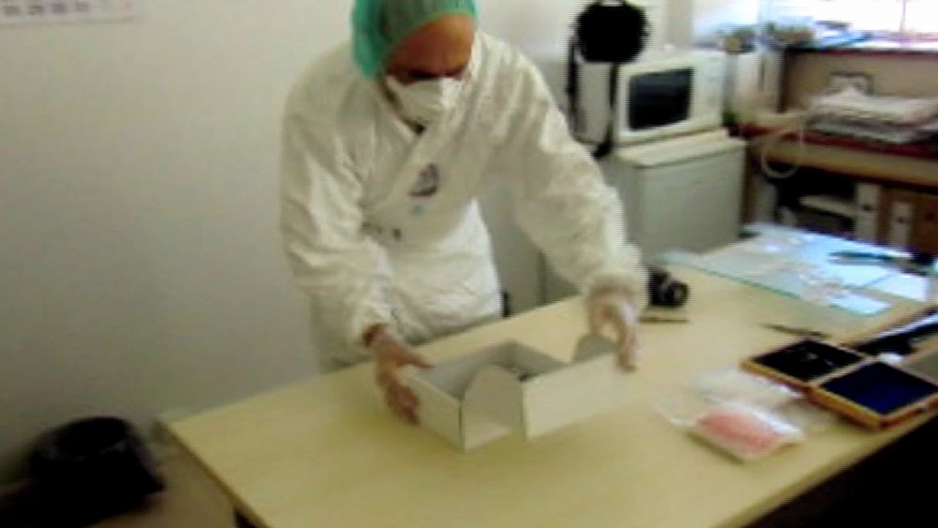 El forense Etxeberría abre la caja con los huesos de Las Quemadillas