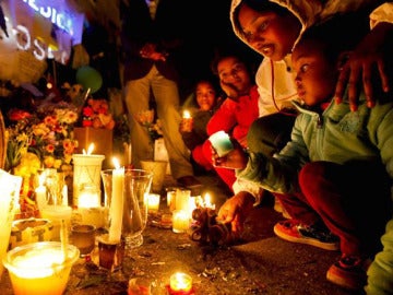 Un grupo de sudafricanos reza por la salud de Nelson Mandela