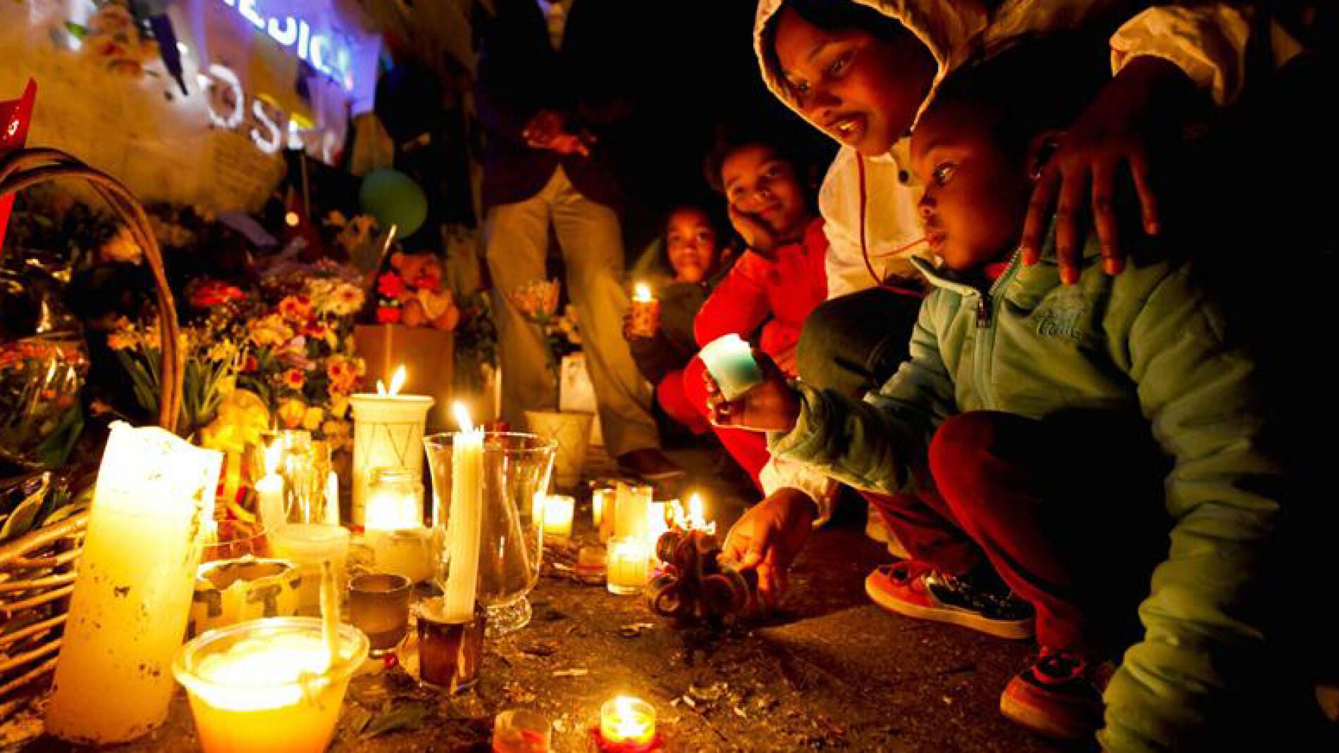 Un grupo de sudafricanos reza por la salud de Nelson Mandela