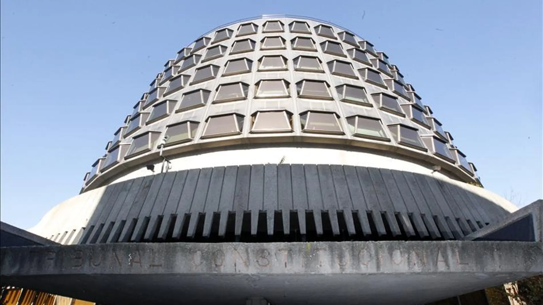 Fachada del edificio del Tribunal Constitucional en Madrid Fachada del edificio del Tribunal Constitucional en Madrid