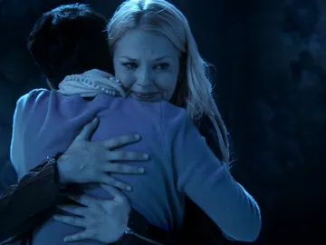 Emma descubre que Mary Margaret le salvó la vida Emma descubre que Mary Margaret le salvó la vida