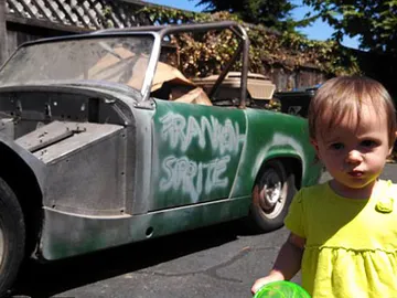 La pequeña Sorella con el coche que compró en eBay La pequeña Sorella con el coche que compró en eBay