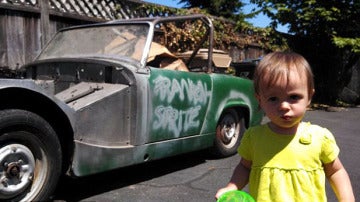 La pequeña Sorella con el coche que compró en eBay