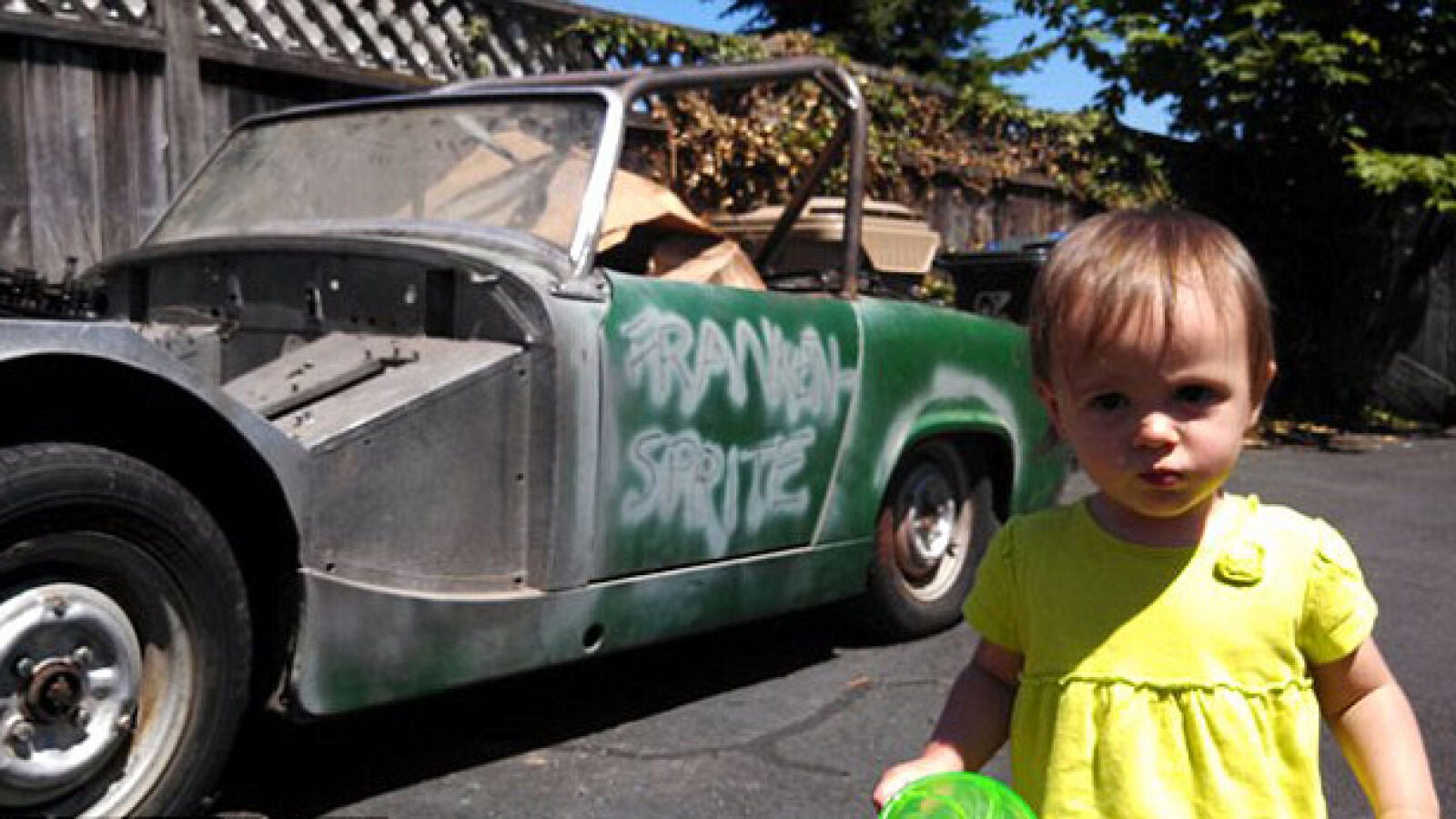 Una niña de 14 meses coge el móvil de su padre y compra un coche por eBay