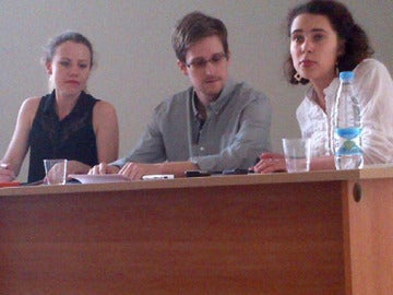 Edward Snowden, junto a su asesora legal, Sarah Harrison