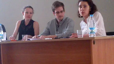 Edward Snowden, junto a su asesora legal, Sarah Harrison Edward Snowden, junto a su asesora legal, Sarah Harrison