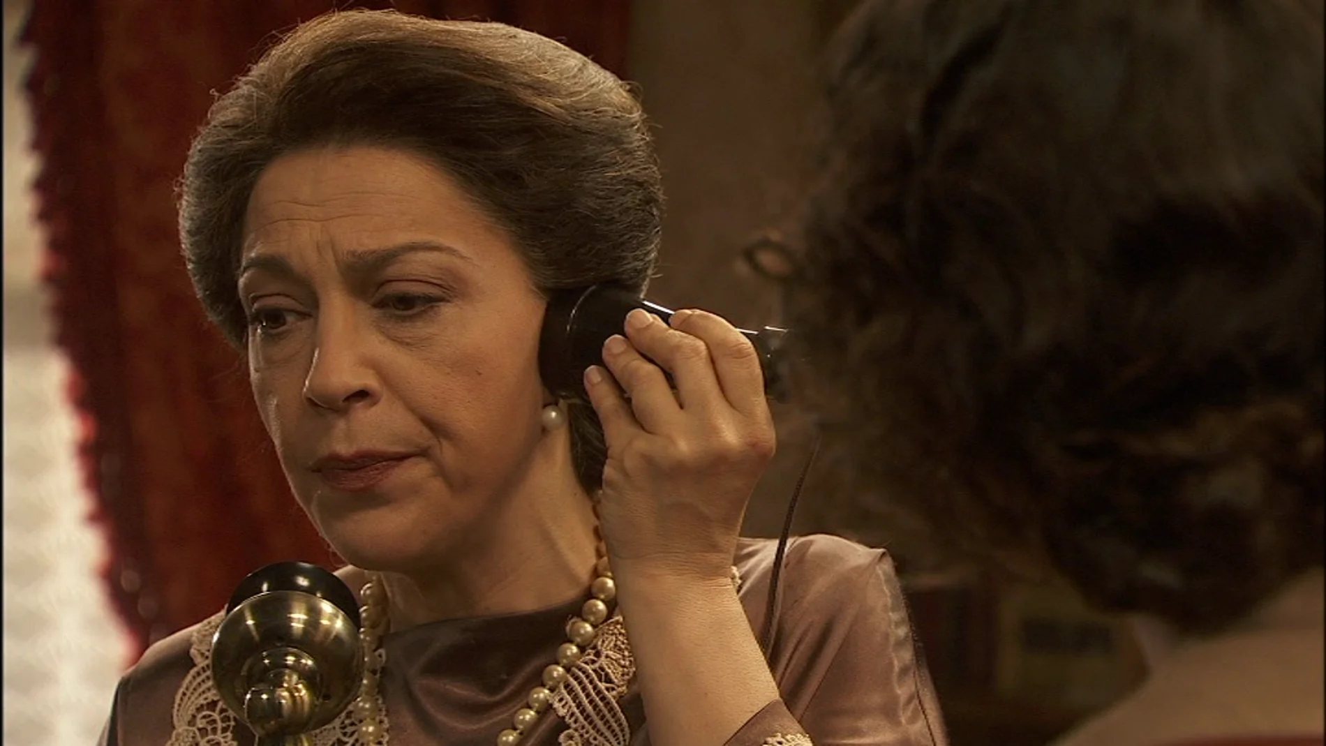Francisca escucha la conversación de Carmen y se pone en contacto con el internado