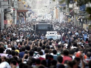 Miles de manifestantes toman las calles de Estambul
