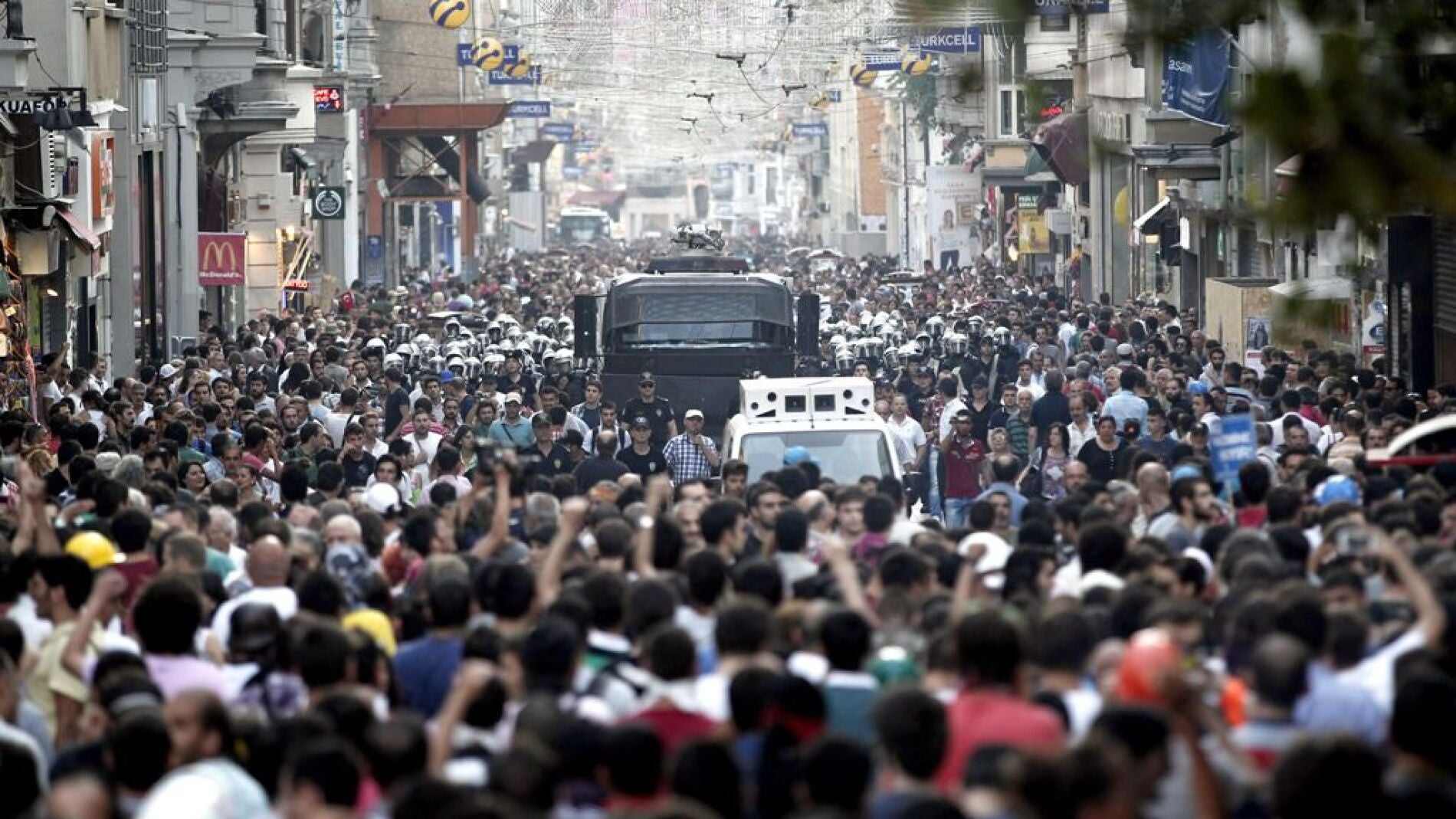Miles de manifestantes toman las calles de Estambul