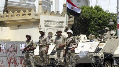 Egipto congela los fondos de los líderes islamistas y avanza en el nuevo Gobierno