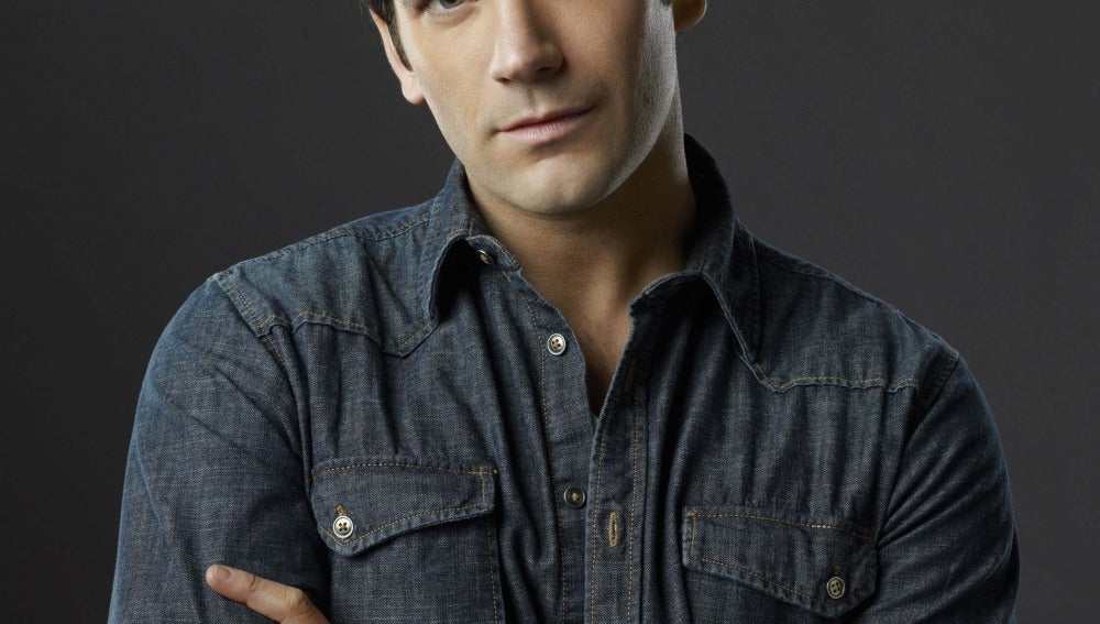 Colin Donnell es Tommy Merlyn