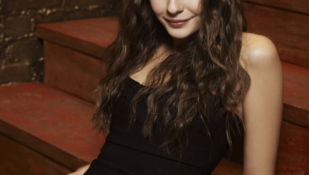 Willa Holland es Thea Queen