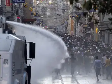 Enfrentamientos entre manifestantes y policías turcos Enfrentamientos entre manifestantes y policías turcos