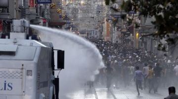 Enfrentamientos entre manifestantes y policías turcos