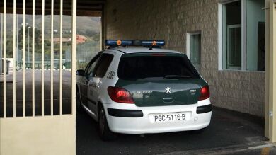 Un hombre le corta cuatro dedos de la mano a un vecino con un machete en Oviedo