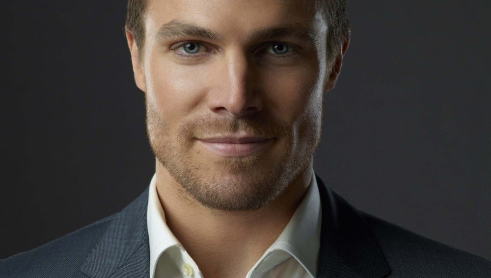 Stephen Amell es Oliver Queen