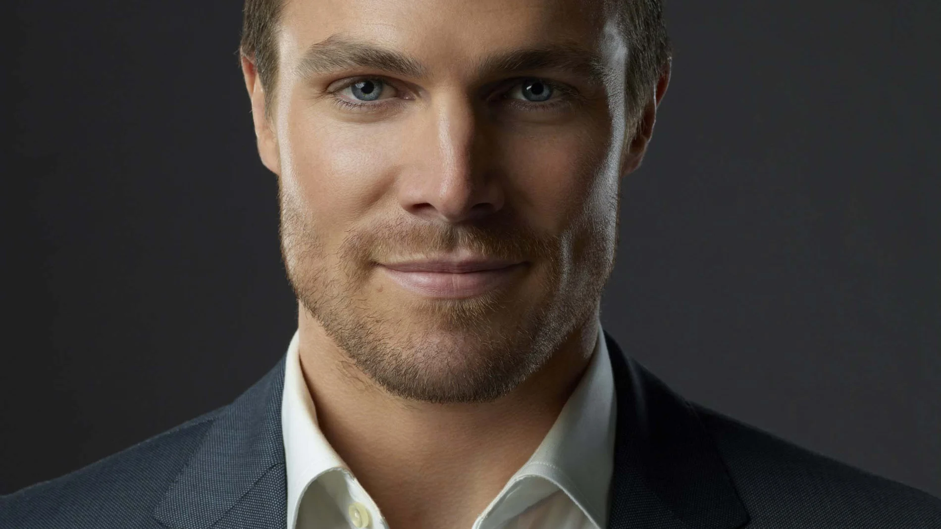 Stephen Amell es Oliver Queen