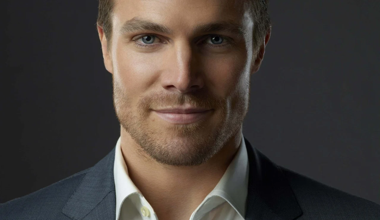 Stephen Amell es Oliver Queen