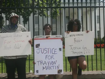 Jóvenes que protestan por la absolución de Zimmerman Jóvenes que protestan por la absolución de Zimmerman