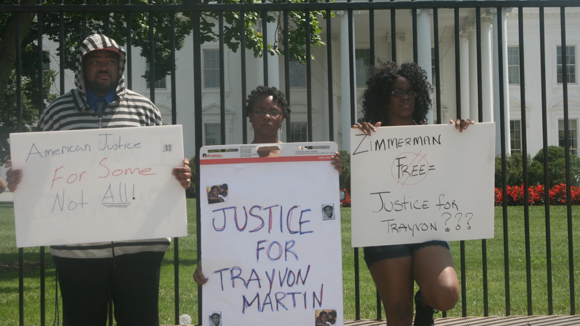 Jóvenes que protestan por la absolución de Zimmerman Jóvenes que protestan por la absolución de Zimmerman