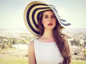 Lana del Rey con un pamelón de rayas Lana del Rey con un pamelón de rayas
