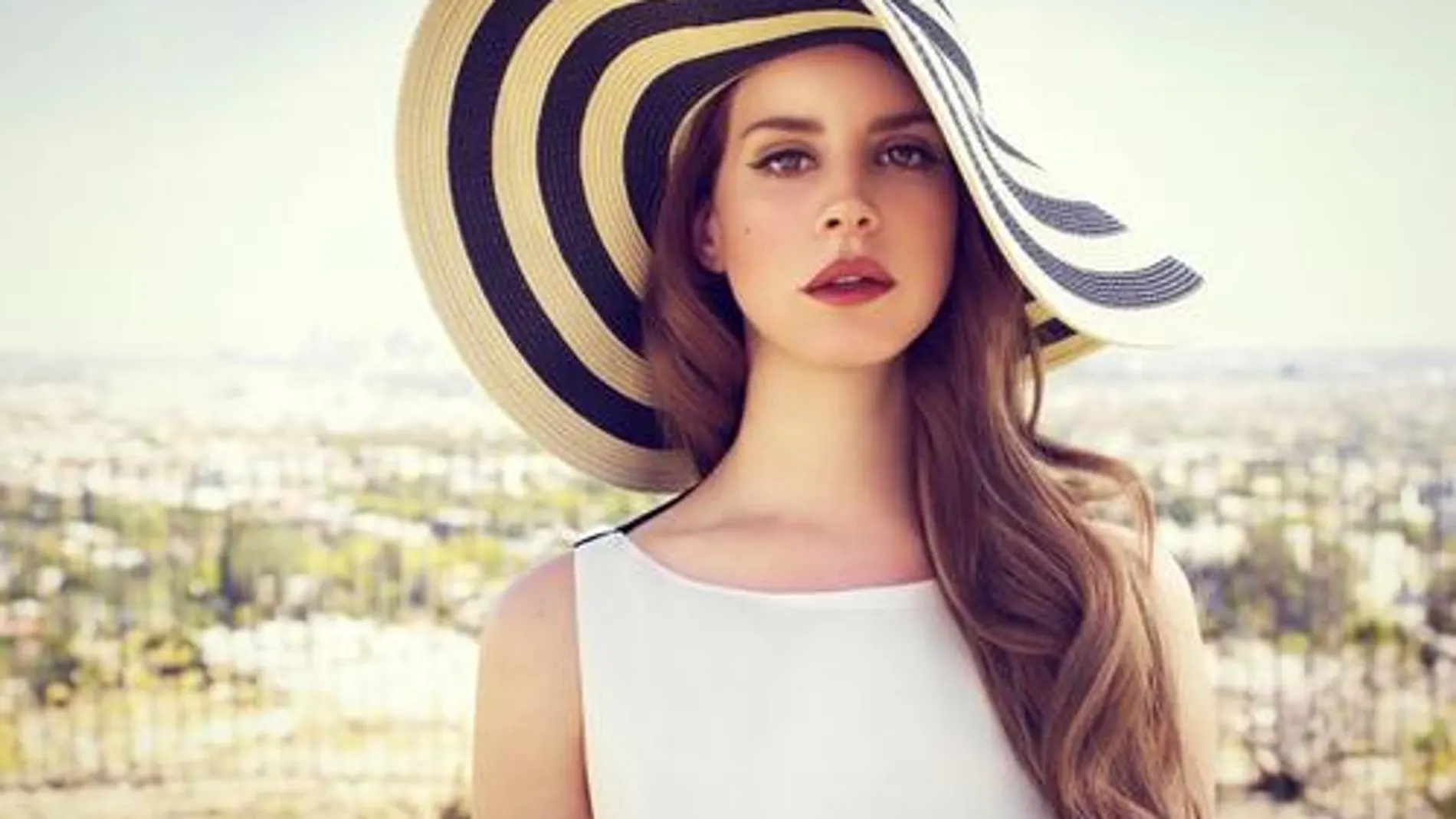Lana del Rey con un pamelón de rayas Lana del Rey con un pamelón de rayas