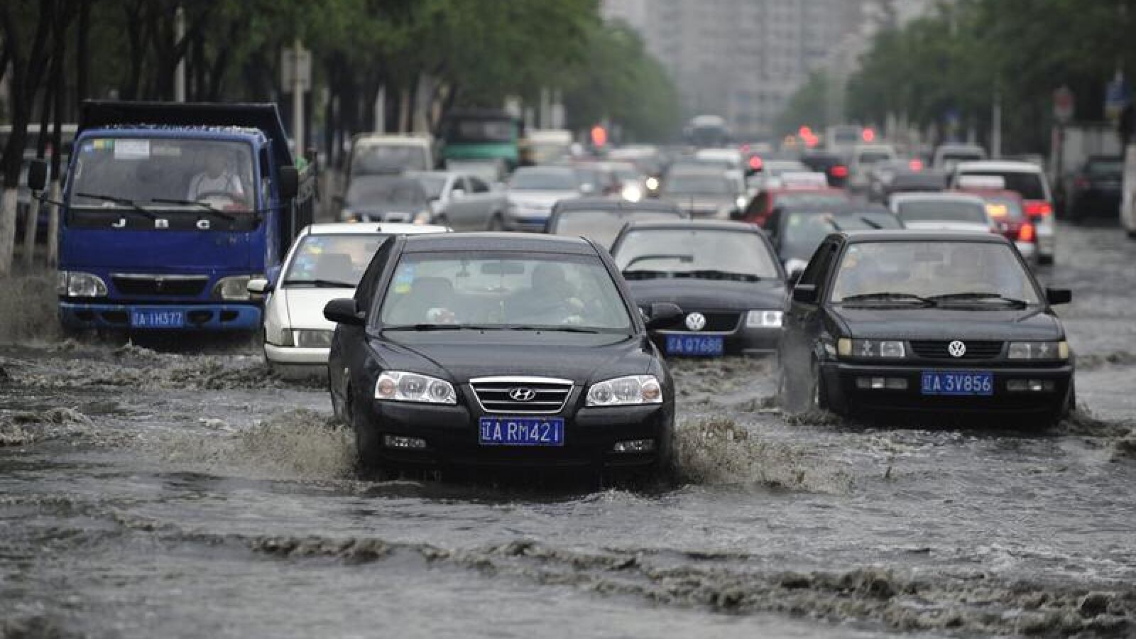 Suben a 200 los muertos por inundaciones y tifones en China