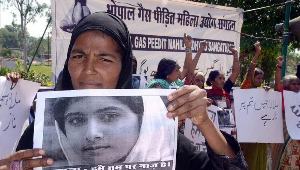 Paquistaníes apoyando a Malala