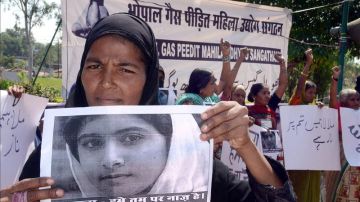 Paquistaníes apoyando a Malala