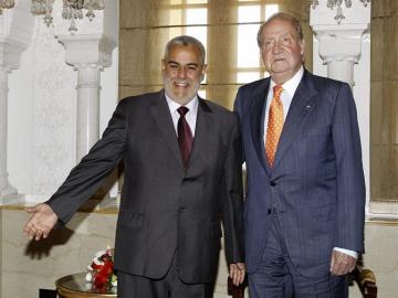 El rey Juan Carlos junto al presidente del Gobierno marroquí, Abdelilah Benkirán