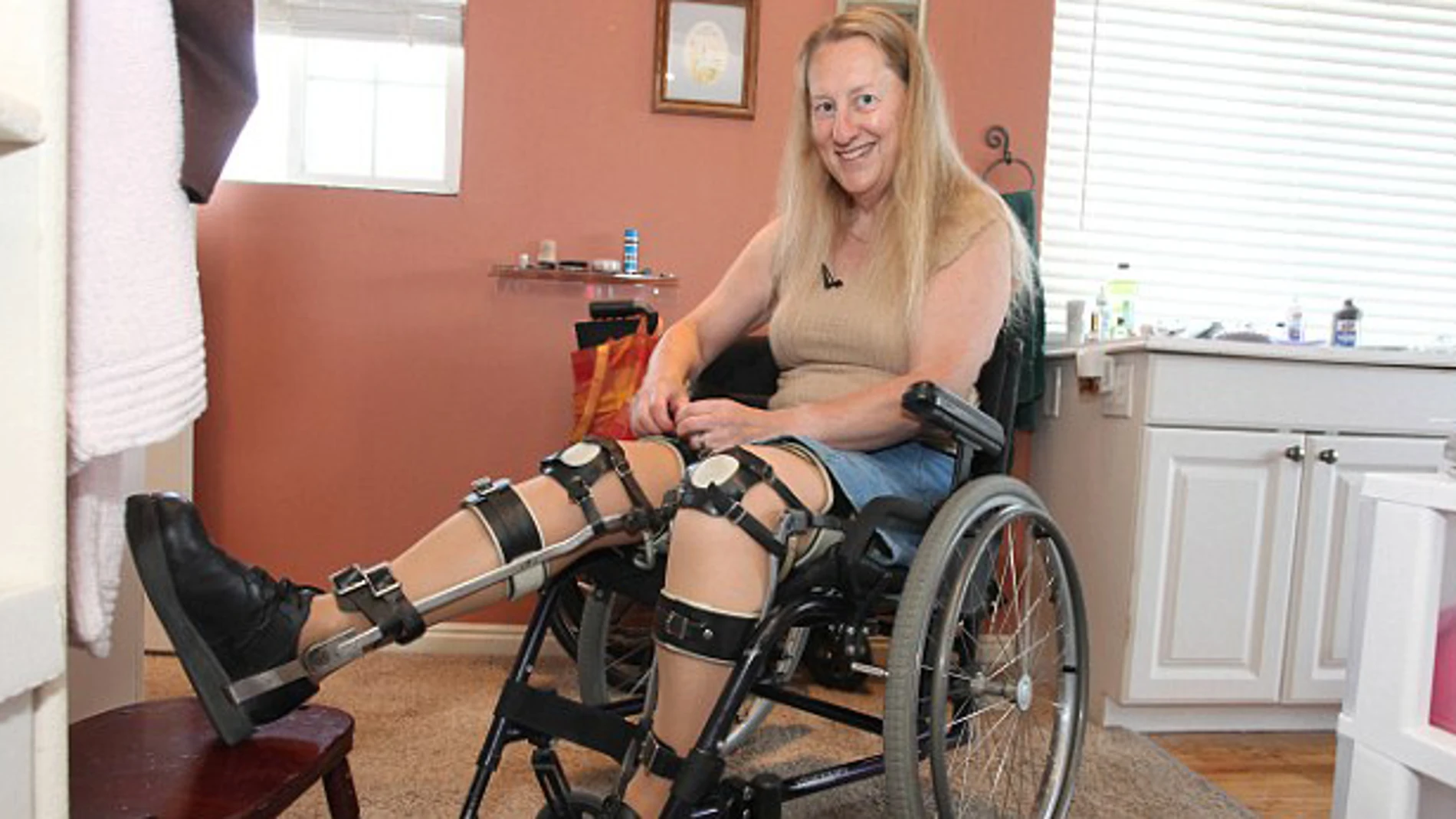 Chloe Jennings-White utiliza silla de ruedas sin necesitarla Chloe Jennings-White utiliza silla de ruedas sin necesitarla