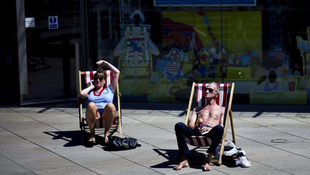 Dos ingleses disfrutan de la ola de calor en Southbank en Londres