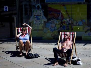 Dos ingleses disfrutan de la ola de calor en Southbank en Londres