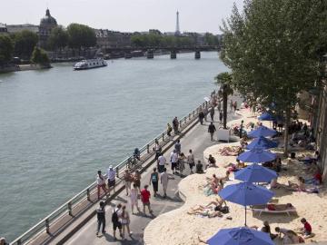 Turistas y parisinos disfrutan de la playa a orillas del Sena