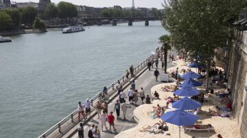 Turistas y parisinos disfrutan de la playa a orillas del Sena