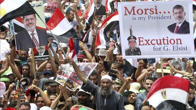 Pulso en las calles de Egipto con protestas a favor y en contra de Mursi