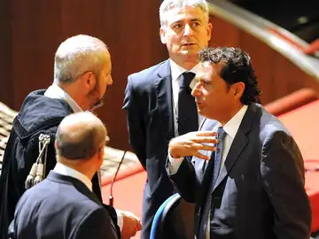 Schettino conversa con su abogado Schettino conversa con su abogado