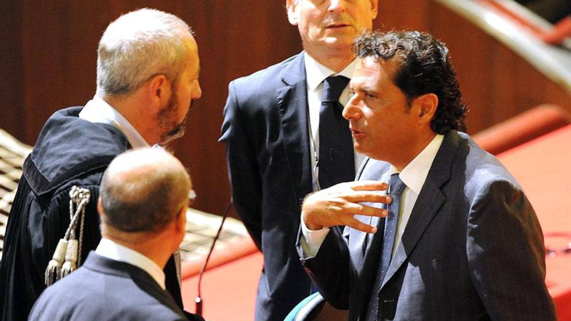 Schettino conversa con su abogado
