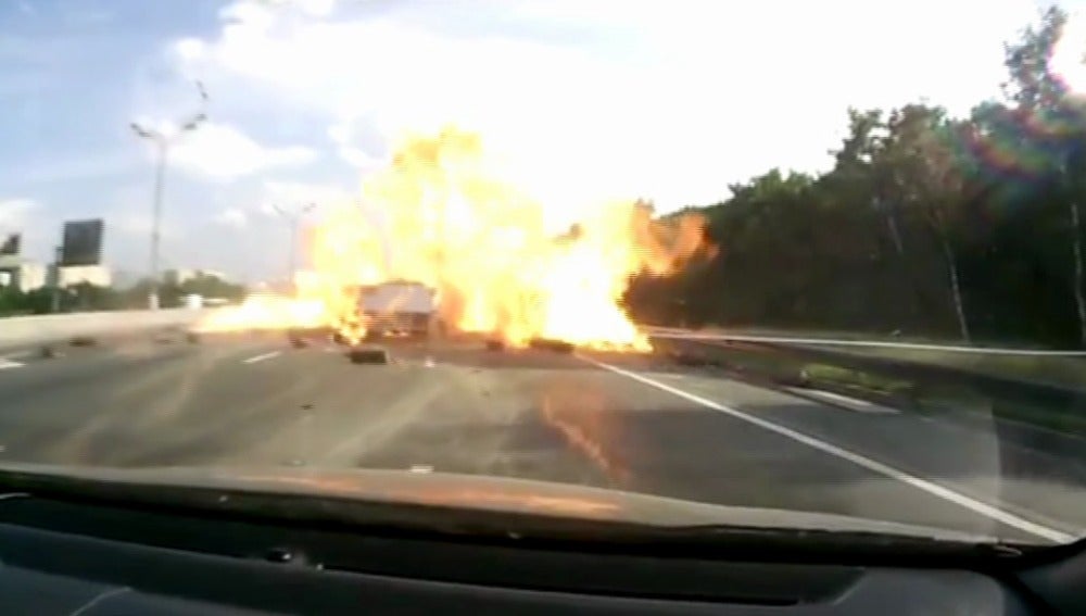 Explosión de un camión que transportaba bombonas de gas al chocar con otro vehículo