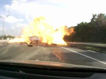 Explosión de un camión que transportaba bombonas de gas al chocar con otro vehículo