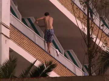Un turista intentando saltar de un balcón a otro. Un turista intentando saltar de un balcón a otro.