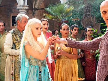 Daenerys Targaryen saluda a un mago en Qarth Daenerys Targaryen saluda a un mago en Qarth