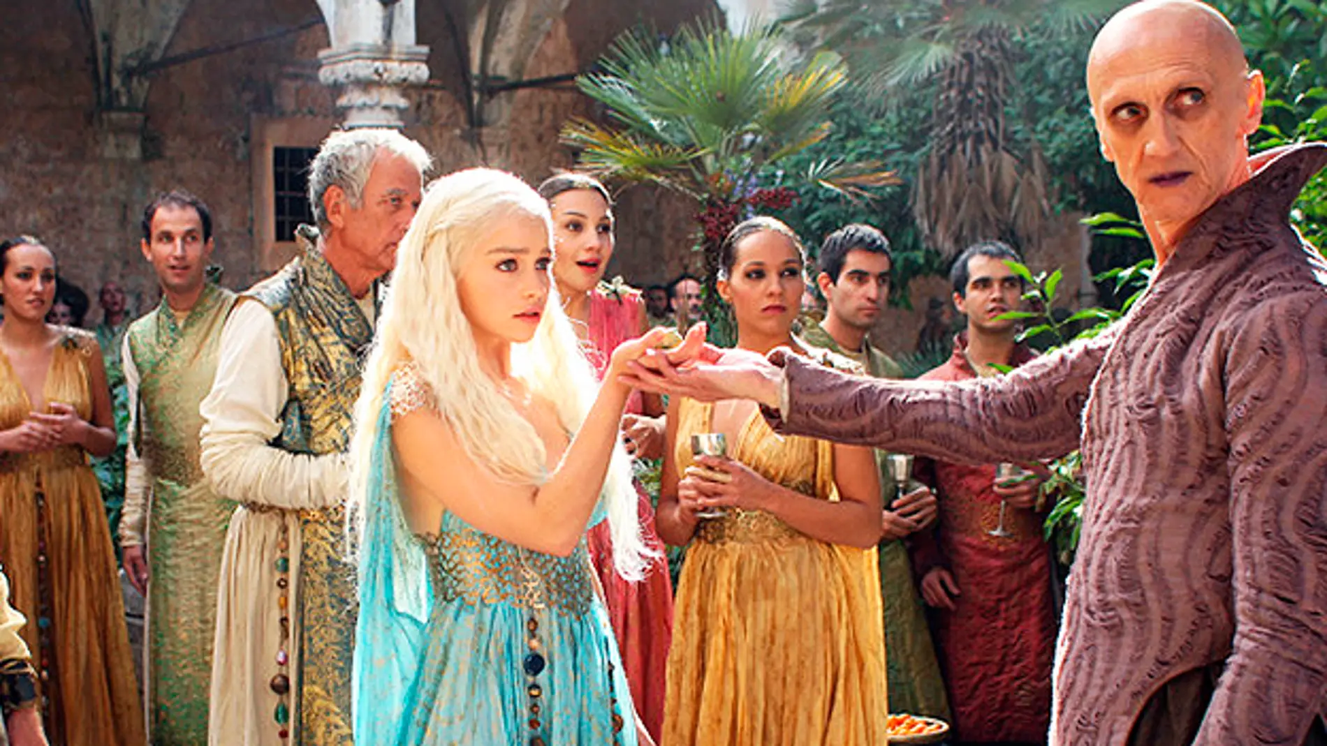 Daenerys Targaryen saluda a un mago en Qarth