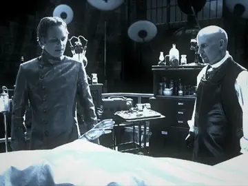 El Dr. Frankenstein logra crear vida El Dr. Frankenstein logra crear vida