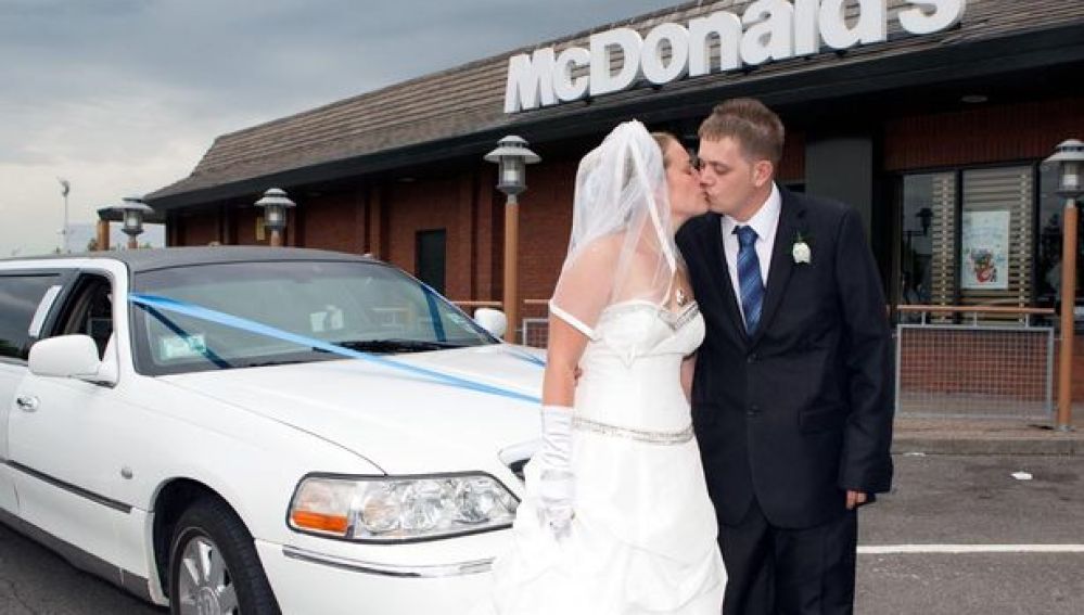 Steven y Emily Asher celebraron su boda en el McDonalds