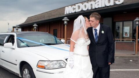 Steven y Emily Asher celebraron su boda en el McDonalds