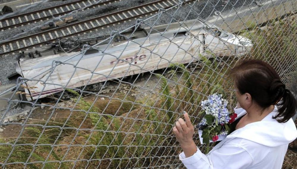 Una mujer observa el estado del tren de Santiago