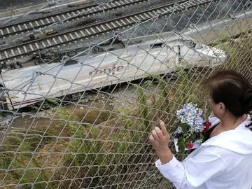 Una mujer observa el estado del tren de Santiago Una mujer observa el estado del tren de Santiago